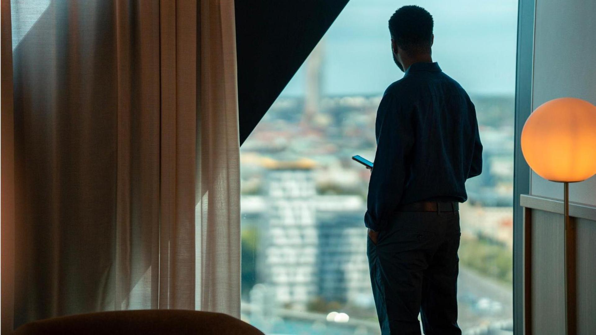 Jacyz Hotel Gotemburgo Exterior foto A man using a smartphone
